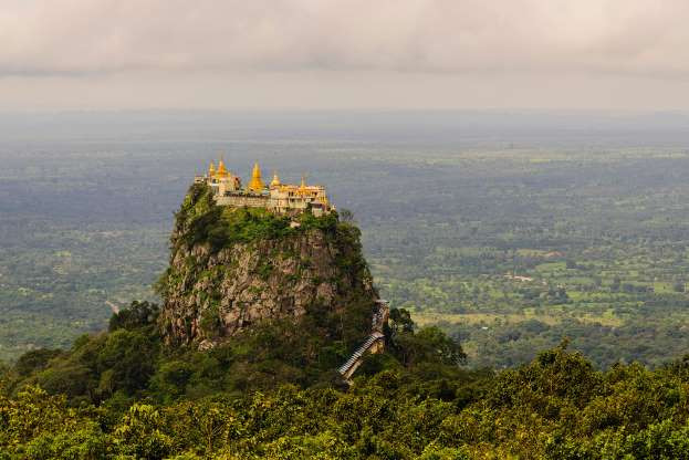 Tu viện Taung Kalat, Myanmar nằm trên đỉnh núi Popa ở độ cao 1.518m so với mực nước biển.