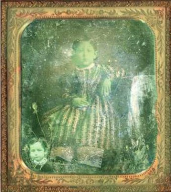 Câu chuyện về những đứa trẻ da xanh được cho là xuất hiện vào thế kỷ 12. Người ta đã nhìn thấy hai chị em có nước da màu xanh vô cùng khác lạ tại lối vào một hang chó sói ở làng Woolpit, Suffolk, Anh.