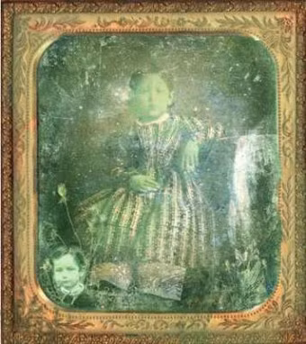 Câu chuyện về những đứa trẻ da xanh được cho là xuất hiện vào thế kỷ 12. Người ta đã nhìn thấy hai chị em có nước da màu xanh vô cùng khác lạ tại lối vào một hang chó sói ở làng Woolpit, Suffolk, Anh.