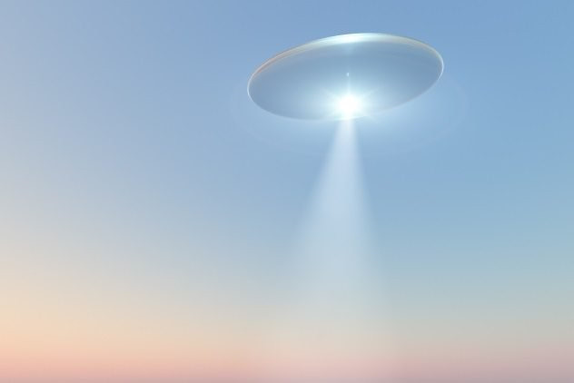 Trước việc nhiều UFO xuất hiện gần các căn cứ quân sự, một giả thuyết cho rằng sở dĩ đĩa bay của người ngoài hành tinh có mặt tại khu vực của quân đội là vì muốn do thám tình hình quân sự của các nước để chuẩn bị cho một cuộc tấn công.