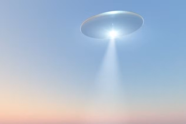 Trước việc nhiều UFO xuất hiện gần các căn cứ quân sự, một giả thuyết cho rằng sở dĩ đĩa bay của người ngoài hành tinh có mặt tại khu vực của quân đội là vì muốn do thám tình hình quân sự của các nước để chuẩn bị cho một cuộc tấn công.