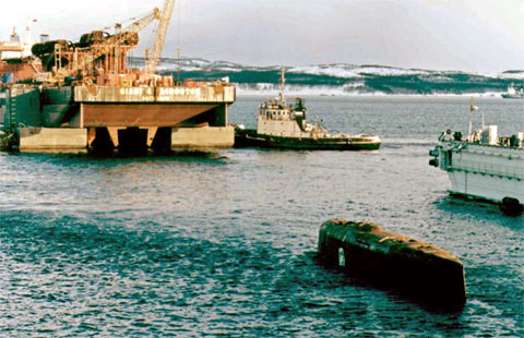 Theo một số báo cáo đáng tin cậy, tàu ngầm nguyên tử Kursk lớp Oscar-II của Nga gặp nạn là do một trong những ngư lôi chứa hóa chất hydrogen peroxide (HTP) trên mũi tàu gặp sự cố dẫn đến phát nổ.