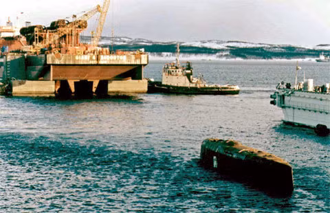 Theo một số báo cáo đáng tin cậy, tàu ngầm nguyên tử Kursk lớp Oscar-II của Nga gặp nạn là do một trong những ngư lôi chứa hóa chất hydrogen peroxide (HTP) trên mũi tàu gặp sự cố dẫn đến phát nổ.