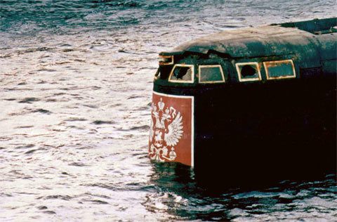 Cho đến nay, giới chức Nga vẫn chưa thông tin chính thức về nguyên nhân khiến tàu ngầm nguyên tử Kursk lớp Oscar-II gặp nạn. Do vậy, một số giả thuyết khác được đưa ra như tàu bị nước khác đánh chìm hay tàu ngầm Nga va trúng một quả mìn còn sót lại từ Thế chiến 2. Video: Tàu chiến và tàu ngầm Nga bắn một loạt tên lửa vào Syria (nguồn: VTC14)