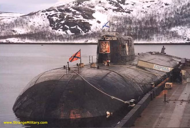 Thông tin trên truyền thông, Bộ trưởng Quốc phòng Nga cho biết một vụ hỏa hoạn mới xảy ra trên AS-12 Losharik - tàu ngầm nhỏ chạy bằng hạt nhân được thiết kế chuyên biệt cho các nhiệm vụ nhạy cảm ở sâu trong lòng đại dương khi tàu đang khảo sát đáy biển thuộc lãnh hải Nga. Vụ nổ khiến 14 người thiệt mạng. Đây không phải là vụ nổ nghiêm trọng nhất của Hải quân Nga. Vụ nổ tàu ngầm thảm khốc nhất lịch sử Nga xảy ra vào ngày 12/8/2000. Con tàu xấu số trong thảm kịch ấy là tàu ngầm nguyên tử Kursk lớp Oscar-II số hiệu K-141.