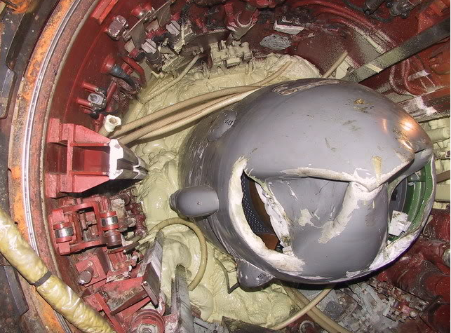 Vì vậy, đến cuối cùng, tàu ngầm nguyên tử Kursk lớp Oscar-II chìm xuống đáy biển. Toàn bộ 118 thủy thủ tử nạn cùng tàu ngầm xấu số.