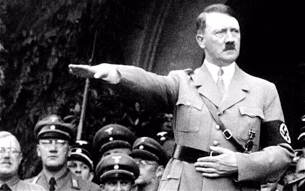 Trong Thế chiến 2, trùm phát xít Hitler và các quan chức cấp cao Đức quốc xã điên cuồng tìm mọi cách để thể hiện sức mạnh quân sự thông qua các siêu vũ khí với hy vọng sẽ chuyển bại thành thắng tại các mặt trận.