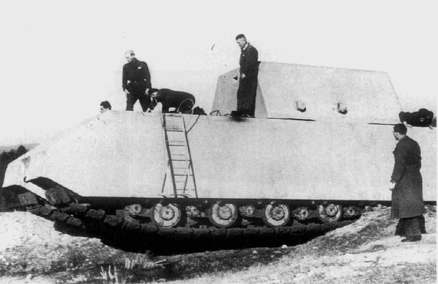 Với trọng lượng lớn như vậy, Panzer VIII Maus di chuyển với tốc độ rất thấp. Theo thiết kế, nó có tốc độ tối đa là 20 km/giờ. Thế nhưng, trên thực tế, nó chỉ có thể đạt tốc độ lớn nhất là 13 km/giờ.