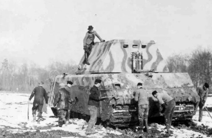 Xe tăng Panzer VIII Maus có ưu điểm là vượt qua được những dòng sông, suối sâu. Tuy nhiên, để chế tạo ra cỗ xe tăng này ngốn của Hitler rất nhiều tiền.