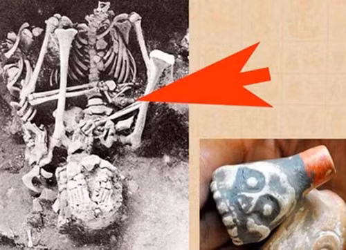 Các chuyên gia khảo cổ đã tìm thấy một số tài liệu nói về một vũ khí nguy hiểm của người Aztec thời xưa có hình đầu lâu xương sọ. Nó được gọi là " còi tử thần".