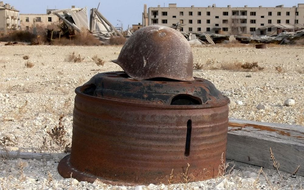 Hậu quả của những vụ thử vũ khí sinh học khiến dư luận bàng hoàng. Cụ thể, vào năm 1972, thi thể hai ngư dân mất tích được phát hiện trên con thuyền trôi dạt gần đảo Vozrozhdeniya. Khi ấy, người ta cho rằng, nạn nhân bị nhiễm dịch hạch.