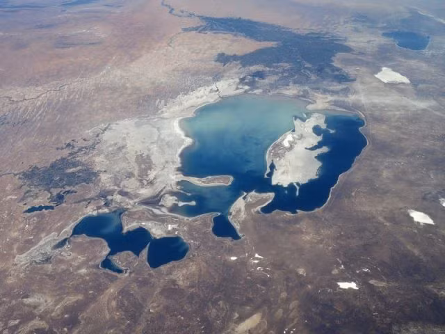 Đảo Vozrozhdeniya nằm ở vùng biển nằm giữa Uzbekistan và Kazakhstan. Sở dĩ Liên Xô chọn nơi này vì Vozrozhdeniya nằm cô lập giữa biển, không có tên trên bản đồ nên tránh được những con mắt dòm ngó của phương Tây.