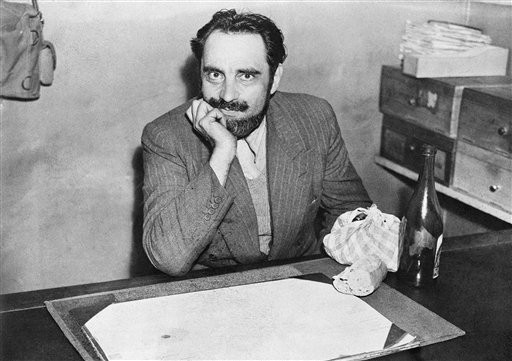 Lợi dụng tình hình phát xít Đức truy bắt gắt gao người Do Thái ở Paris, Pháp khi chiếm đóng nước này trong Thế chiến 2, gã bác sĩ sát nhân máu lạnh Marcel Petiot chọn nhóm đối tượng này để ra tay.