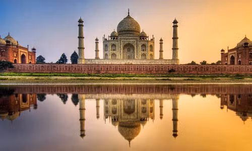 Trên lăng mộ, Vua Shah Jahan cho người khắc các dòng chữ mô tả và cơ ngợi hoàng hậu Mumtaz Mahal.