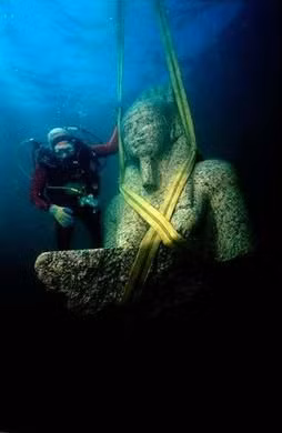 Thế nhưng, cách đây gần 1.200 năm, thành phố Heracleion bất ngờ bị nhấn chìm xuống biển Địa Trung Hải.