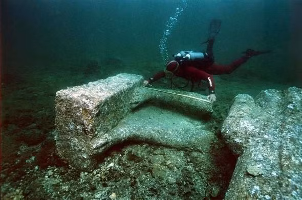 Đến năm 2001, một nhà khảo cổ vô tình tìm thấy tàn tích thành phố cổ Heracleion tại vùng vịnh Aboukir, gần Alexandria, Ai Cập.