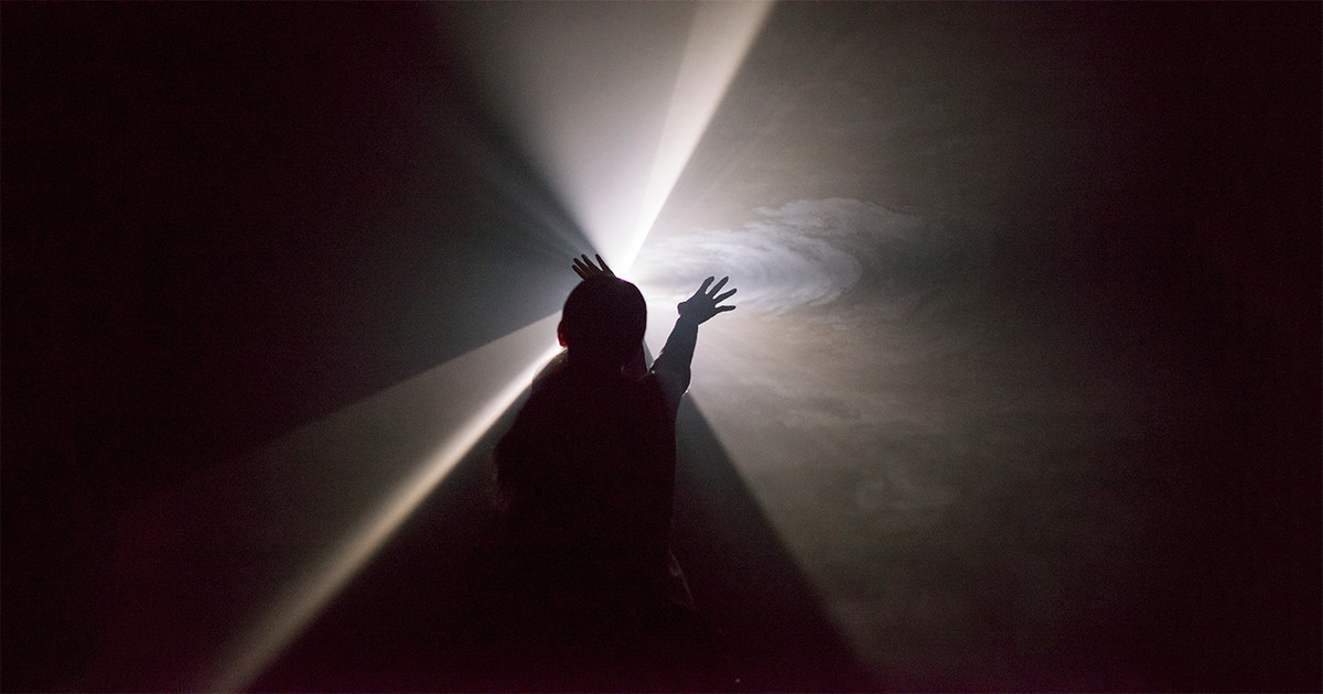 Đường hầm có ánh sáng chói lòa hơn cả Mặt trời kéo anh về phía đó.