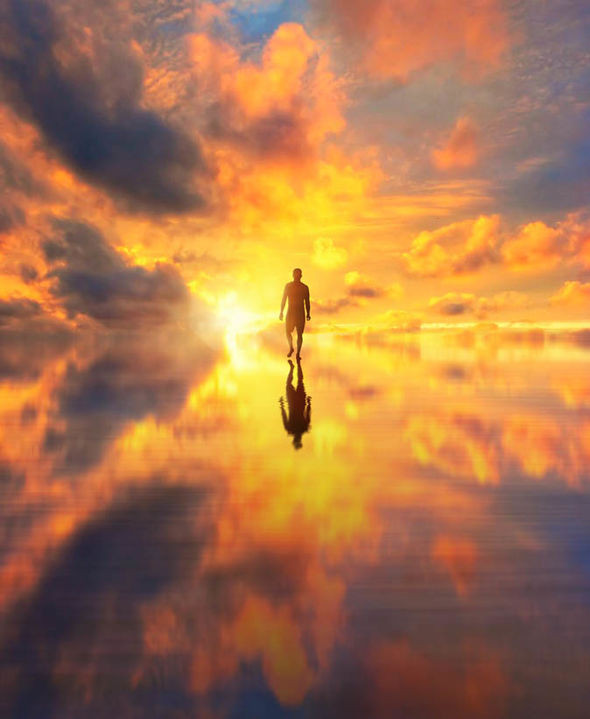 Khi tim ngừng đập, Douglas có trải nghiệm cận tử hết sức đặc biệt. Anh cho hay đã "vượt qua phía bên kia". Tại đó, anh gặp Chúa Jesus ở cuối đường hầm.