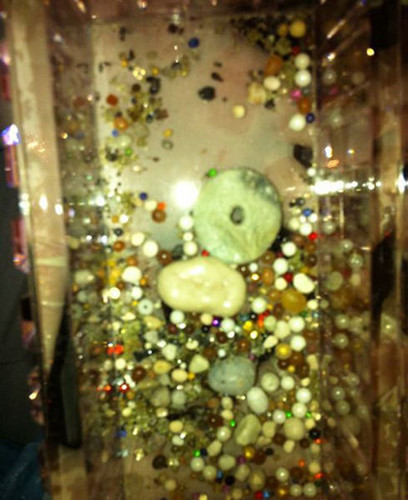 Một số tài liệu về Phật giáo có đề cập đến xá lỵ hay còn gọi xá lợi của cao tăng. Chúng được cho là hình thành từ quá trình tu hành, ăn chay niệm Phật và khổ luyện của nhà sư trong suốt cuộc đời mới trở thành người đắc đạo.