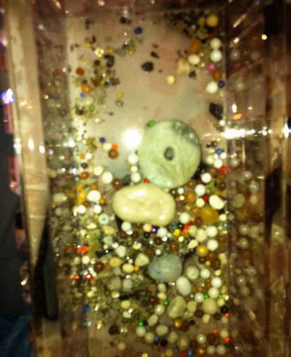 Một số tài liệu về Phật giáo có đề cập đến xá lỵ hay còn gọi xá lợi của cao tăng. Chúng được cho là hình thành từ quá trình tu hành, ăn chay niệm Phật và khổ luyện của nhà sư trong suốt cuộc đời mới trở thành người đắc đạo.