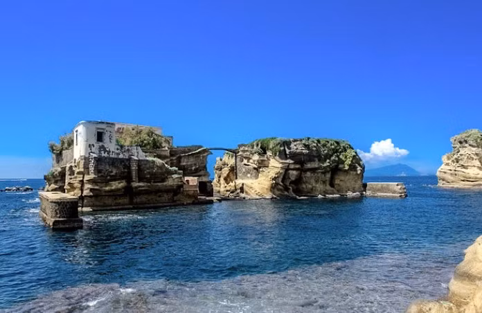 Gianpasquale Grappone là người chủ tiếp theo sở hữu hòn đảo. Ông bị bắt giam khi công ty bảo hiểm phá sản.