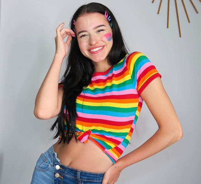 Lea Elui Ginet (sinh năm 2001) mang hai dòng máu Italy - Pháp. Cô gái 18 tuổi được yêu thích nhờ vẻ ngoài cá tính, gợi cảm và sở hữu nhiều tài lẻ. Người đẹp Pháp có đam mê nhảy hiện đại và nổi tiếng khi đăng tải lên mạng các video thể hiện khả năng vũ đạo.