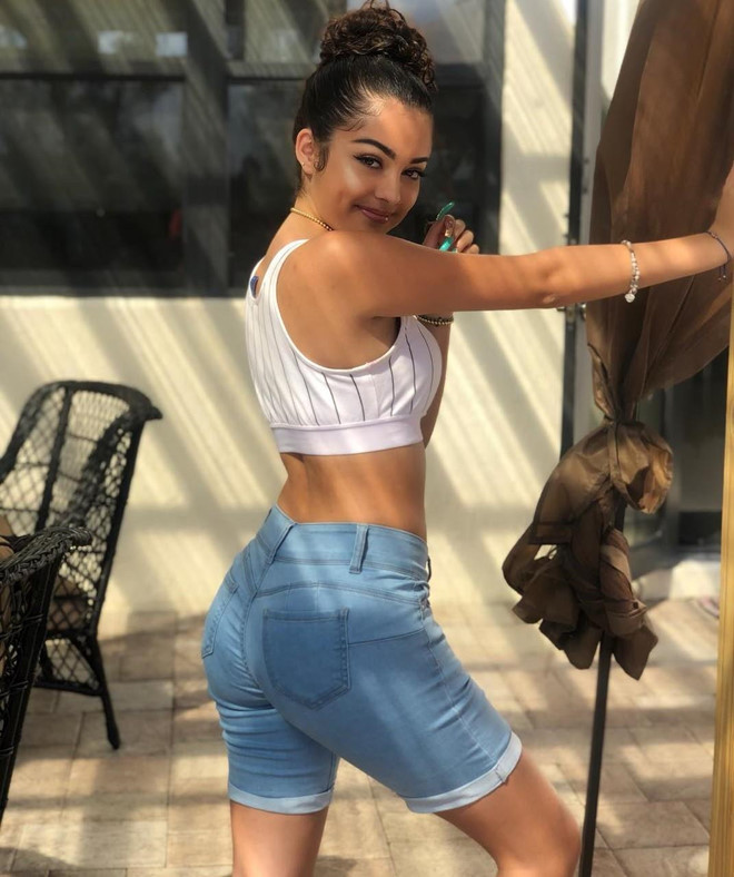 “Bông hồng lai” 10X thường đăng ảnh khoe đường cong nóng bỏng và thần thái hút hồn trên trang cá nhân.