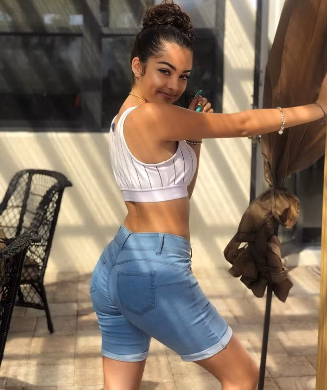 “Bông hồng lai” 10X thường đăng ảnh khoe đường cong nóng bỏng và thần thái hút hồn trên trang cá nhân.