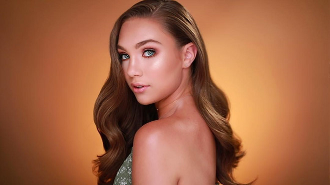 Maddie Ziegler (sinh năm 2002) được mệnh danh là "vũ công nhí nổi tiếng nhất thế giới" sau khi tham gia diễn xuất trong MV Chandelier của nữ ca sĩ, kiêm nhạc sĩ người Australia Sia. Từ nhỏ, Ziegler đã bộc lộ niềm yêu thích nhảy múa và được gia đình cho theo học nhiều bộ môn như nhảy tap, nhảy jazz, múa ballet.