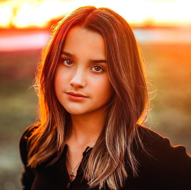 Annie LeBlanc (sinh năm 2004) là diễn viên, ca sĩ, vận động viên thể dục đến từ Mỹ. Nữ sinh 15 tuổi nổi tiếng khi xuất hiện trong chương trình thể dục trên YouTube. Hiện cô có 7,7 triệu người theo dõi trên mạng.