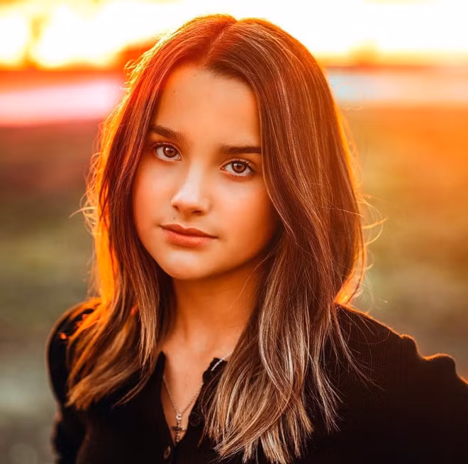 Annie LeBlanc (sinh năm 2004) là diễn viên, ca sĩ, vận động viên thể dục đến từ Mỹ. Nữ sinh 15 tuổi nổi tiếng khi xuất hiện trong chương trình thể dục trên YouTube. Hiện cô có 7,7 triệu người theo dõi trên mạng.