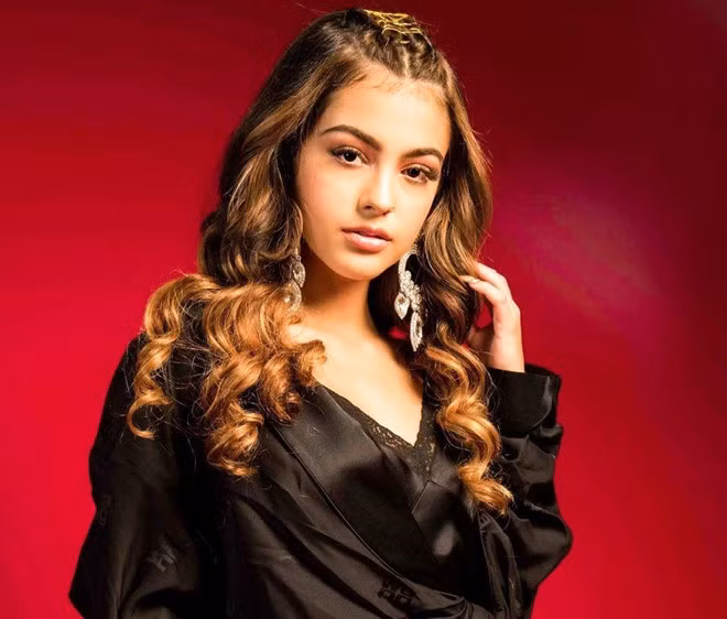 Malu Trevejo (tên thật Maria Luisa Trevejo, sinh năm 2002) hiện sở hữu trang cá nhân hơn 7,9 triệu người theo dõi. Cô gái 17 tuổi thừa hưởng vẻ đẹp lai Cuba - Tây Ban Nha. Vẻ ngoài cá tính, làn da nâu khỏe khoắn và nét duyên "ngầm" là những điểm gây ấn tượng của mỹ nữ vùng Havana.