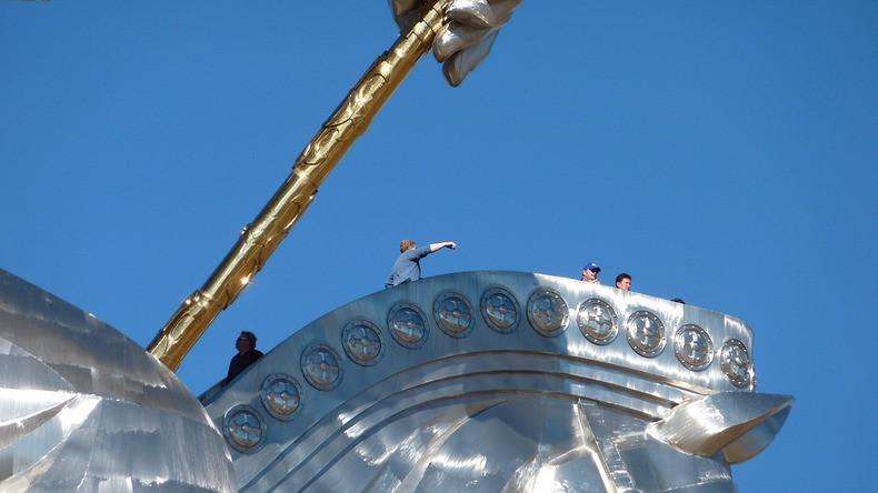 Bức tượng Thành Cát Tư Hãn cưỡi ngựa hướng về phía đông. Người ta đặt bức tượng quay mặt về hướng này tượng trưng cho nơi Thành Cát Tư Hãn chào đời.