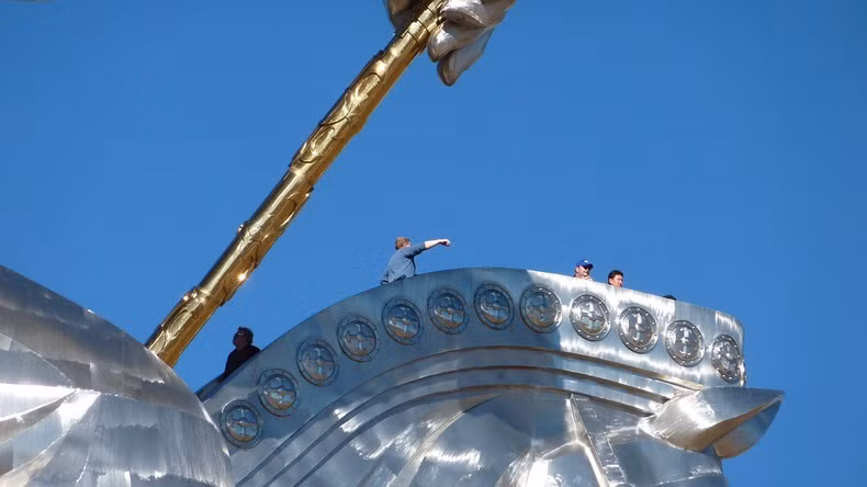 Bức tượng Thành Cát Tư Hãn cưỡi ngựa hướng về phía đông. Người ta đặt bức tượng quay mặt về hướng này tượng trưng cho nơi Thành Cát Tư Hãn chào đời.