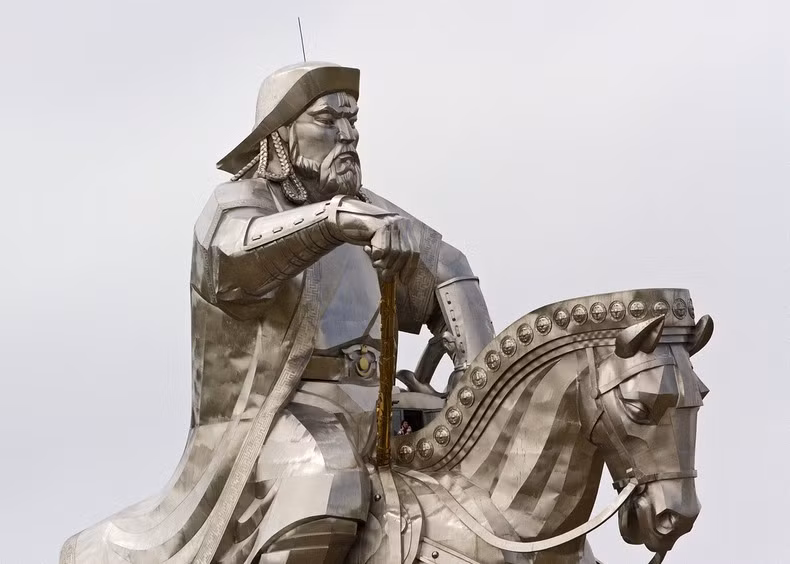 Với thiết kế hai tầng bên trong pho tượng, du khách có thể sử dụng thang máy và cầu thang bộ để đi lên phần đầu ngựa của bức tượng.