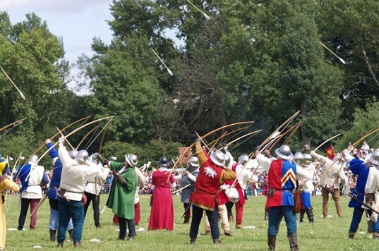 Một vũ khí nguy hiểm khác được sử dụng phổ biến ở châu Âu thế kỷ 13 - 14 là cung tên dài.