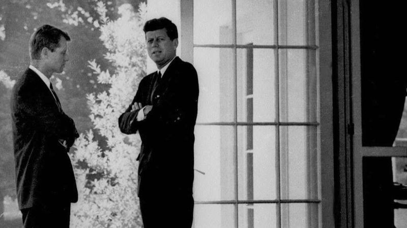 Mọi chuyện càng tồi tệ hơn khi một máy bay do thám U-2 của Mỹ bị bắn hạ tại Cuba ngày 27/10/1962. Sau khi xảy ra sự việc này, chính quyền Mỹ yêu cầu Liên Xô rút toàn bộ tên lửa và thiết bị quân sự khỏi Cuba, đổi lại, Washington cam kết không xâm lược Cuba.