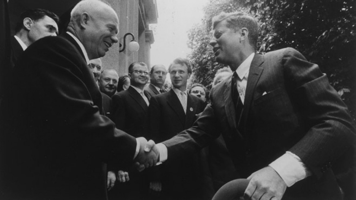 Thế nhưng, đến ngày 22/11/1962, Phó Thủ tướng Liên Xô Anastas Mikoyan thuyết phục nhà lãnh đạo Castro chuyển 100 tên lửa để lại trước đó về lại Moscow. Sau cuộc họp căng thẳng kéo dài 4 tiếng, nhà lãnh đạo Castro đồng ý. Vì vậy, số tên lửa trên được chuyển bằng đường biển trở về Liên Xô vào tháng 12/1962. Mời quý độc giả xem video: Mỹ rút khỏi hiệp ước hạt nhân INF với Nga (nguồn: VTC14).