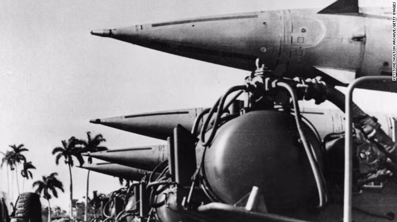 Trong những năm Chiến tranh Lạnh, cuộc đối đầu giữa Mỹ và Liên Xô diễn ra vô cùng phức tạp. Trong đó, cuộc khủng hoảng tên lửa Cuba năm 1962 đẩy thế giới vào cuộc khủng hoảng nghiêm trọng nhất. Sự kiện này diễn ra trong bối cảnh chính phủ Mỹ muốn lật đổ chính quyền của Chủ tịch Cuba Fidel Castro.