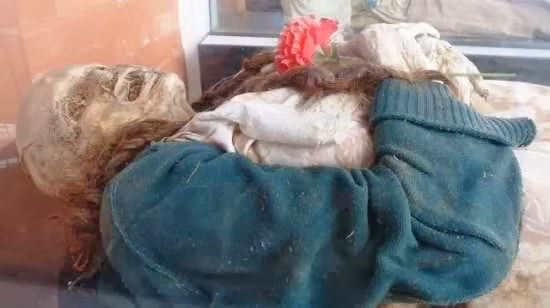 Theo đó, những thi hài được chôn cất tại nghĩa trang San Bernardo còn nguyên vẹn dù không sử dụng bất cứ hóa chất nào để ướp xác là vì 2 yếu tố.