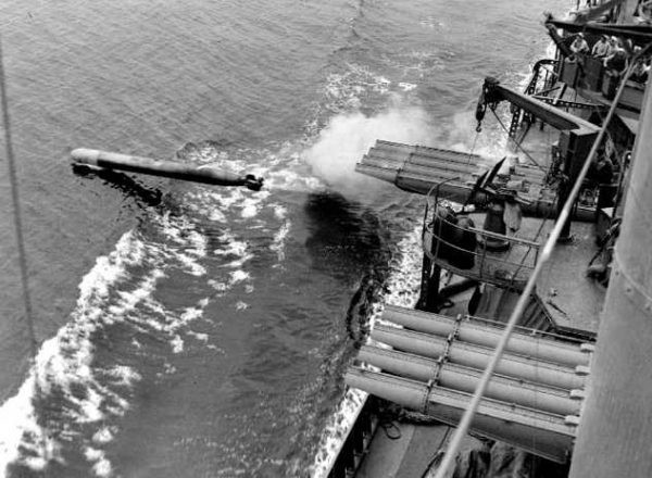 May mắn là các thủy thủ trên tàu USS Iowa kịp thời phát hiện ngư lôi đang lao tới nên nhanh chóng điều khiển con tàu ngoặt sang phía bên phải. Theo đó, quả ngư lôi phát nổ ngay cạnh tàu chở Tổng thống Roosevelt.