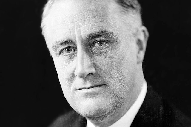 Trong khi thực hiện diễn tập, thủy thủ trên tàu USS William D. Porter thực hành phóng ngư lôi và ngắm vào mục tiêu to nhất là thiết giáp hạm USS Iowa chở Tổng thống Mỹ.