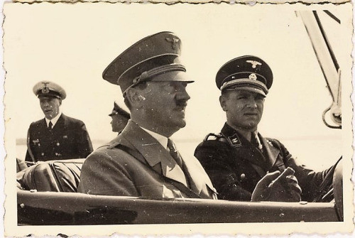 Về sau, tài xế Kempka nhận ra đây là mệnh lệnh thực sự của Hitler nên nhanh chóng đi hút xăng từ tất cả ô tô đang đậu trong gara ngầm.