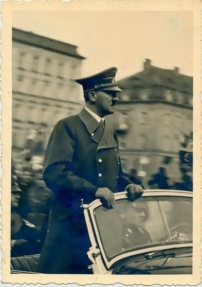 Sau khi Chiến tranh thế giới 2 kết thúc, Kempka tìm cách trốn khỏi Berlin nhưng nhanh chóng bị quân đội Mỹ bắt giữ tại Berchtesgaden, Bavaria.