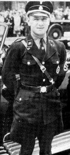 Người làm công việc này là tài xế Kempka. Người tài xế này đã đổ số xăng lấy được lên thi thể vợ chồng Hitler tại khu vườn gần hầm ngầm. Sau cùng, Kempka châm lửa hỏa táng thi thể trùm phát xít Hitler và vợ.