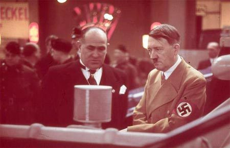 Trong khi ấy, Eva Braun - người vợ mới cưới của trùm phát xít Hitler, cũng tự sát theo. Theo lệnh của Hitler, sau khi chết, thi thể của vợ chồng Hitler sẽ được đem hỏa thiêu.