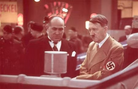 Trong khi ấy, Eva Braun - người vợ mới cưới của trùm phát xít Hitler, cũng tự sát theo. Theo lệnh của Hitler, sau khi chết, thi thể của vợ chồng Hitler sẽ được đem hỏa thiêu.
