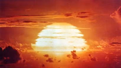 Trong số này có giả thuyết cho rằng Mỹ hủy dự án vì lo ngại vụ nổ hạt nhân trên Mặt Trăng sẽ gây nguy hiểm lớn đến cuộc sống của con người trên Trái đất.