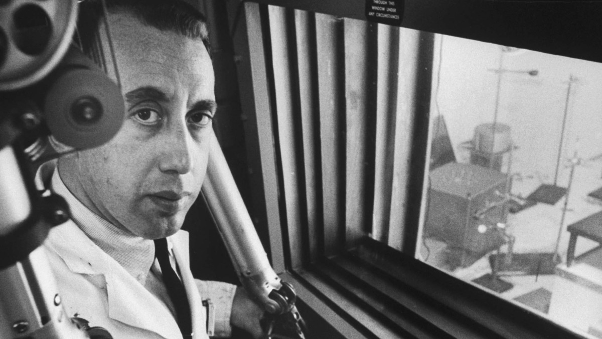 Là giám đốc Dự án A119, Tiến sĩ Leonard Reiffel từng lo lắng về vụ nổ hạt nhân có tạo ra đủ cơn địa chấn để đánh giá cấu trúc ngay tức thì của Mặt Trăng hay không.