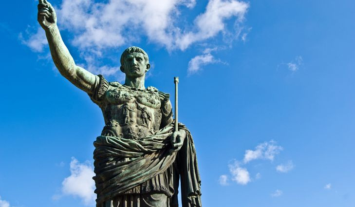 Một trong những trận chiến đáng chú ý của danh tướng La Mã Julius Caesar là trận chiến với vương triều Ptolemy XIII của Ai Cập tại bến cảng Alexandria năm 48 trước Công nguyên.